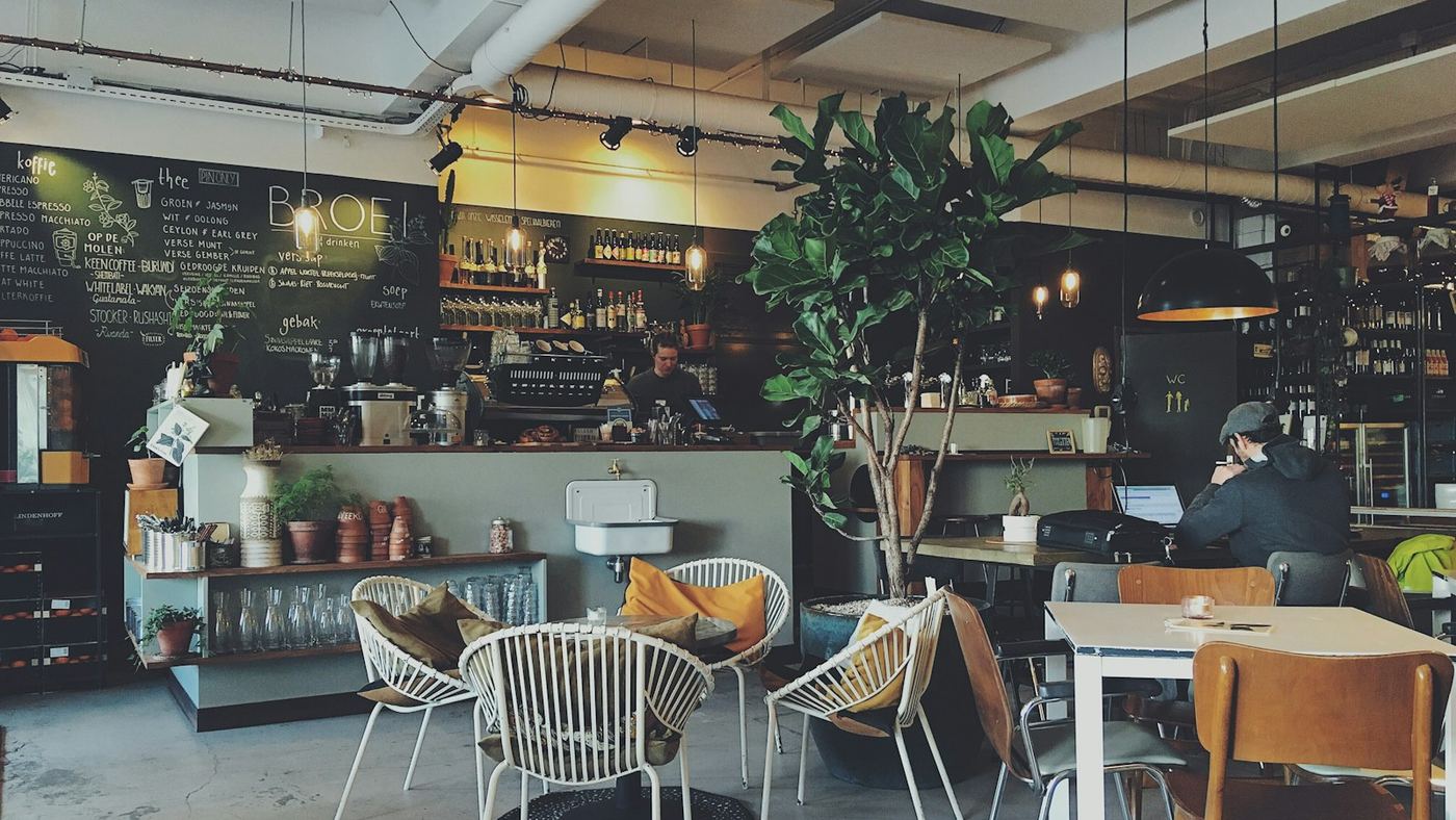 Leeres, gemütliches Café in Berlin in den ruhigen Nebenstunden