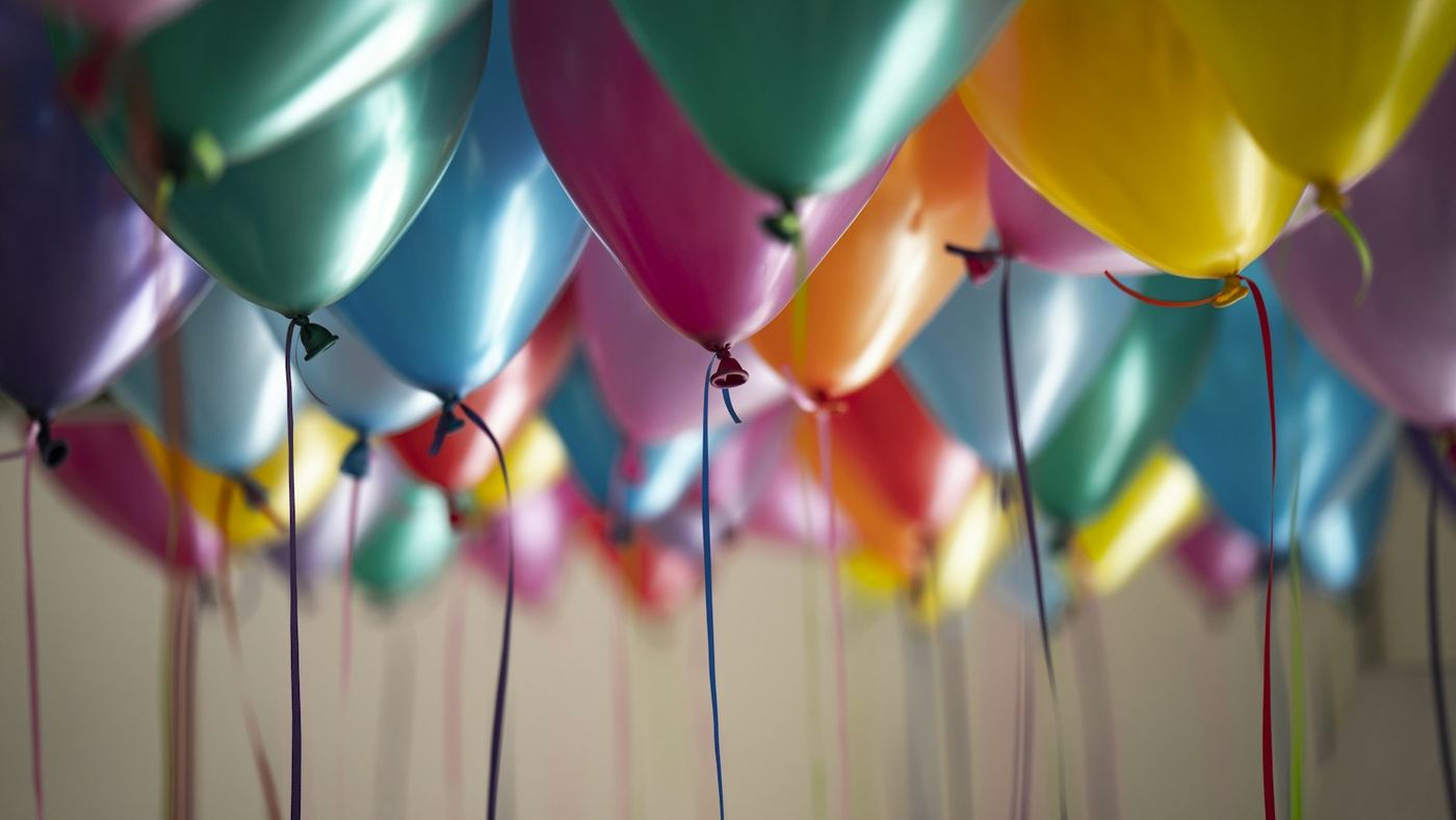 Bunte Luftballons — Geburtstag in einer privaten Location in Berlin feiern